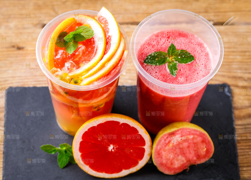 杯子里装着芭乐果汁和西柚果汁