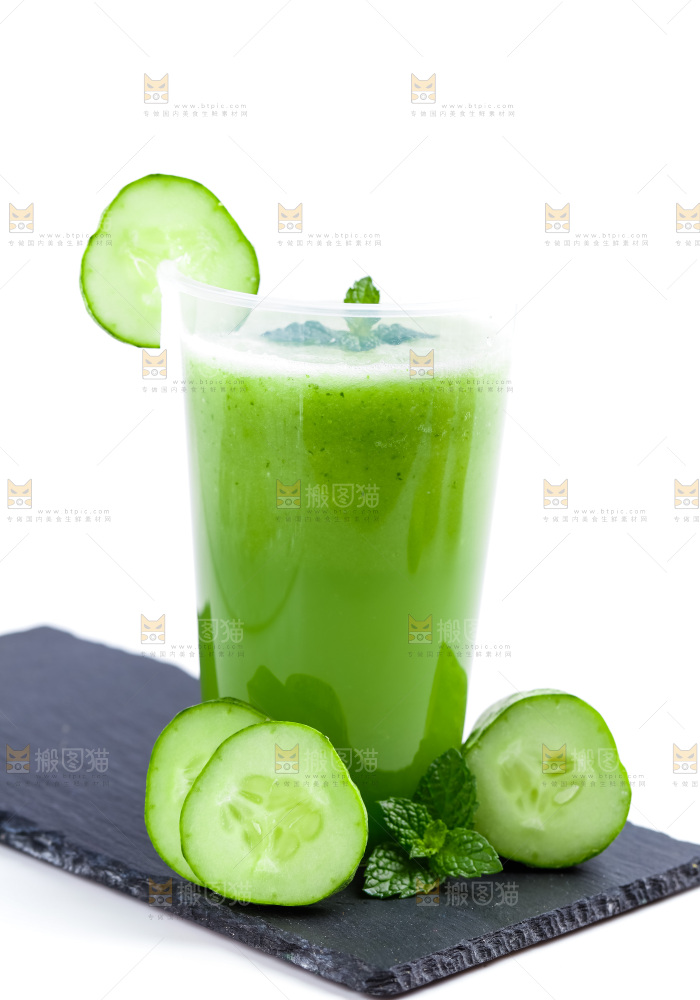 杯子里装着黄瓜果汁