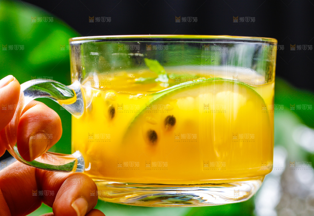 手里拿着一杯黄金百香果果汁