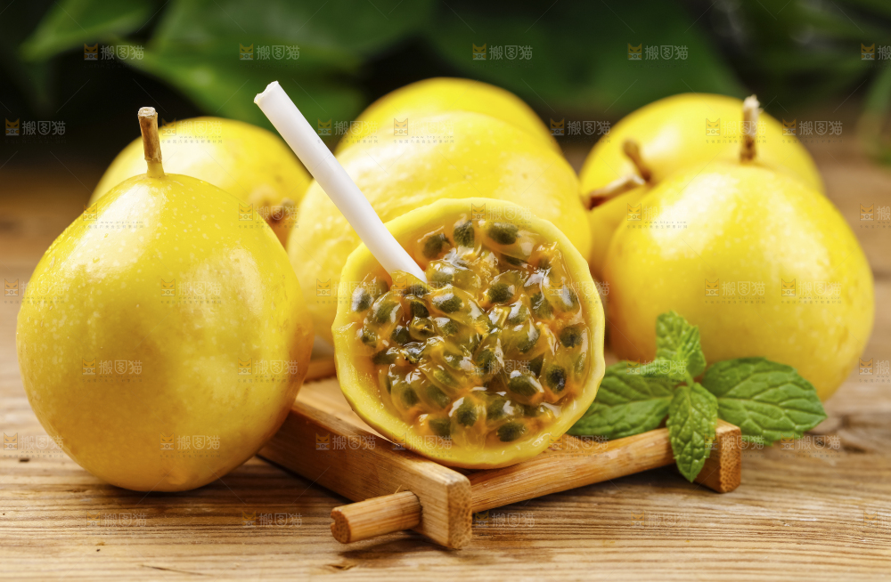 木底上摆放着黄金百香果