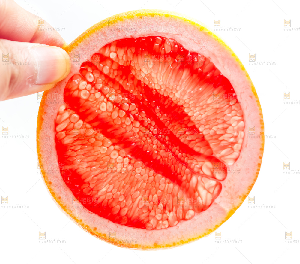 手里拿着红心西柚