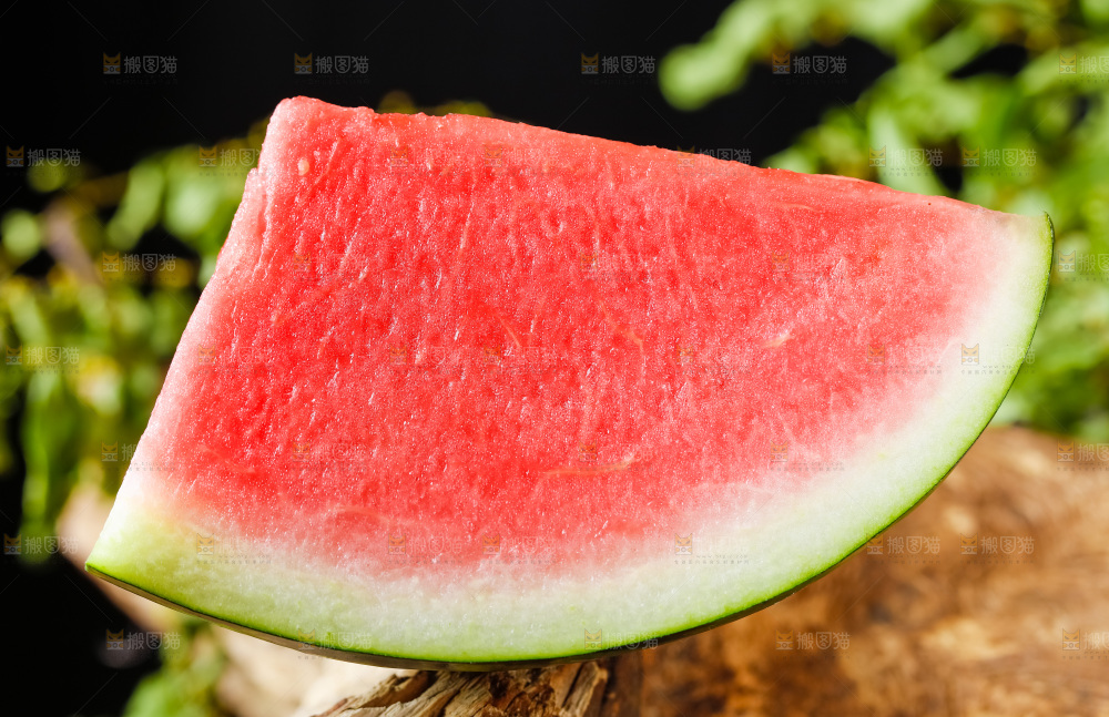 木底上摆放着新鲜西瓜