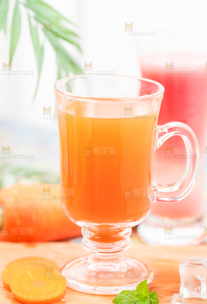 木底上放着一杯胡萝卜果汁