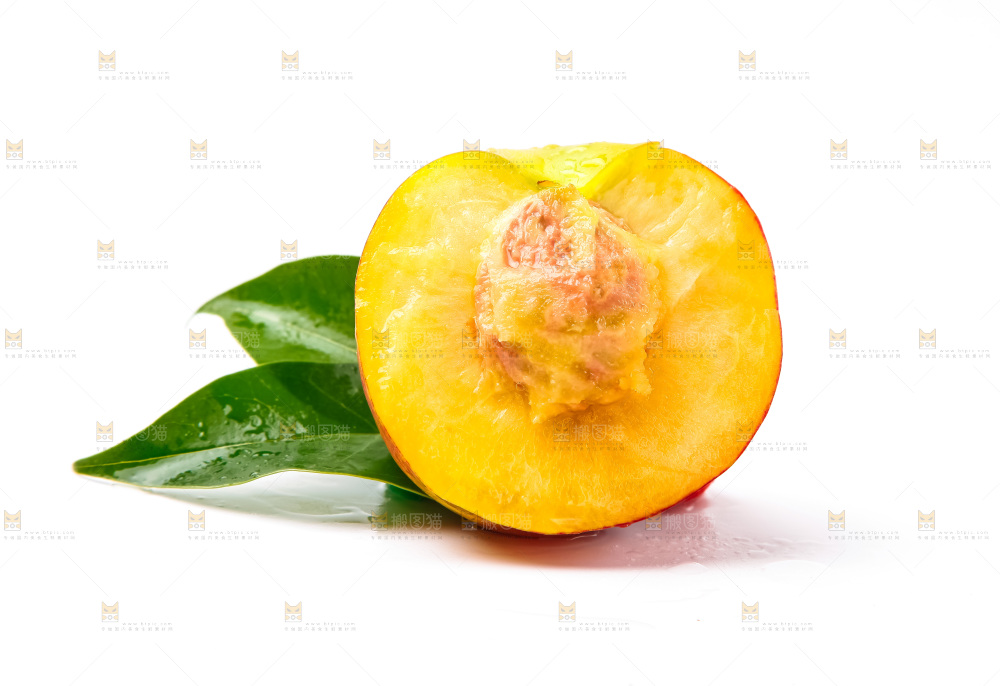 白底上摆放着油桃