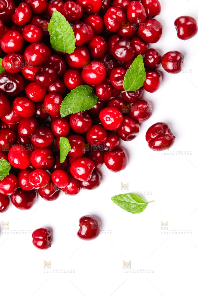 白底上堆放着樱桃