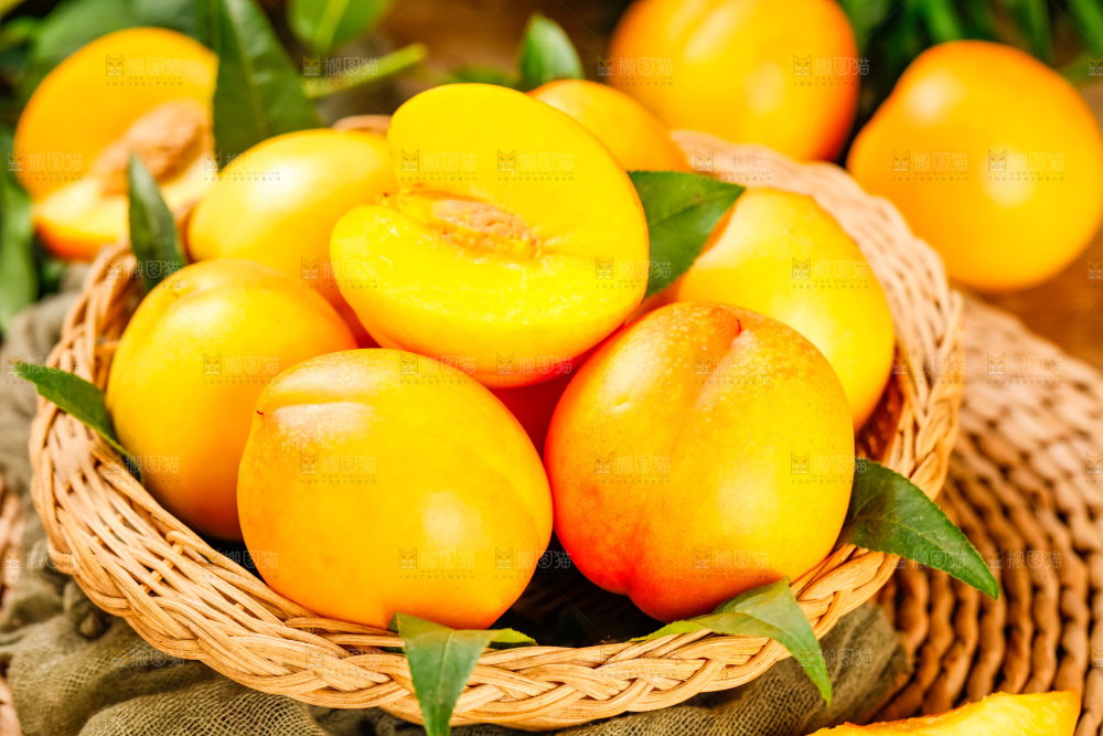 篮子里装着黄油桃