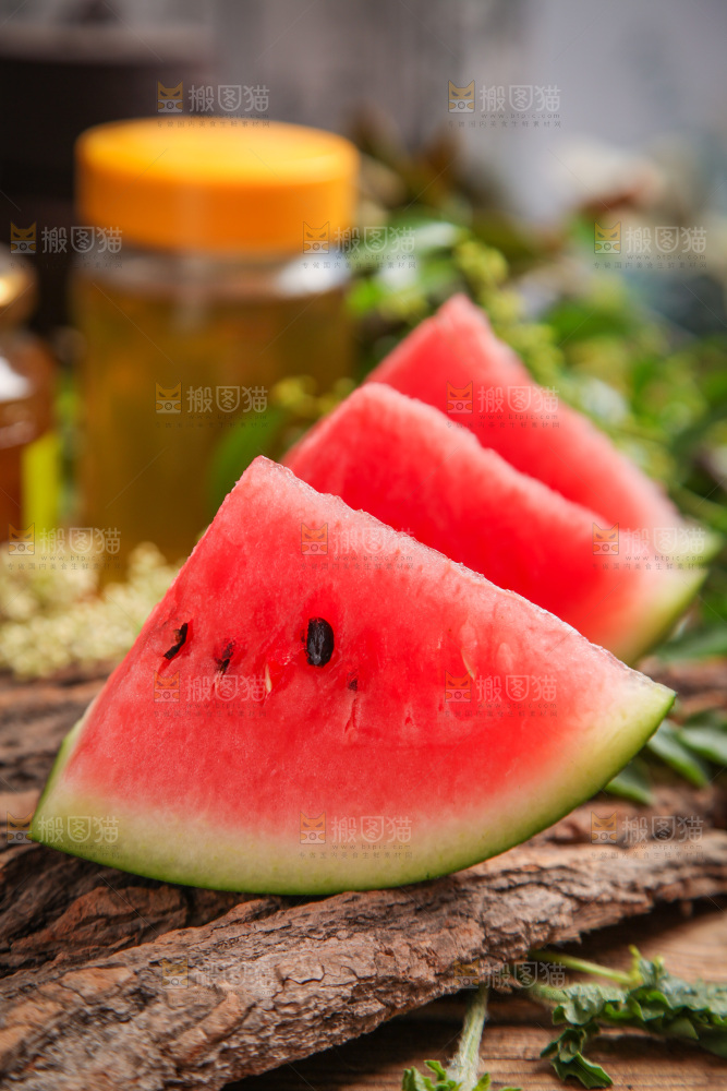 木底上摆放着麒麟瓜