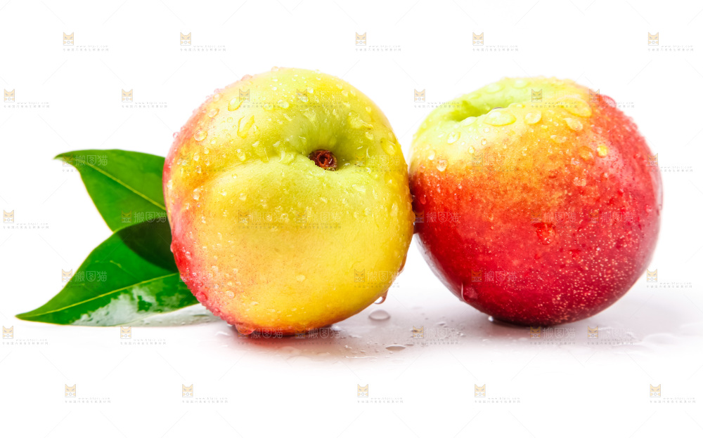 白底上摆放着油桃