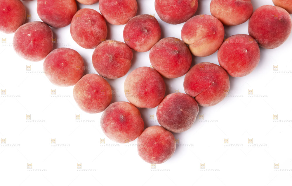 白底上摆放着新鲜桃子