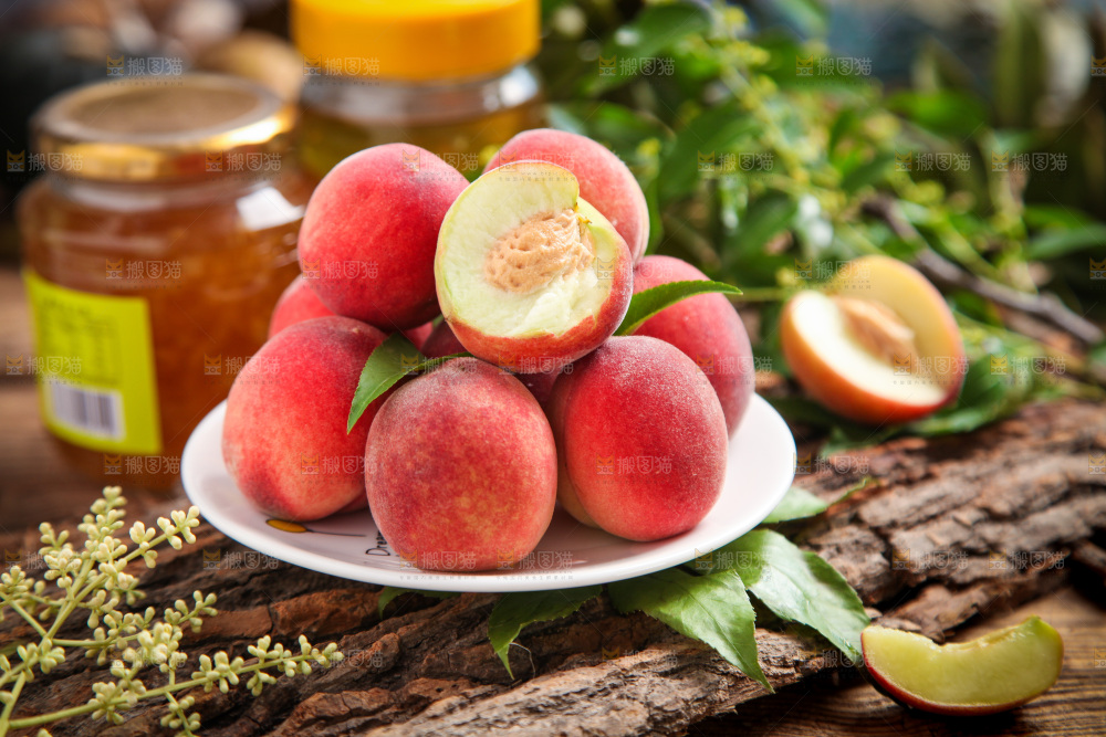 盘子里装着毛桃