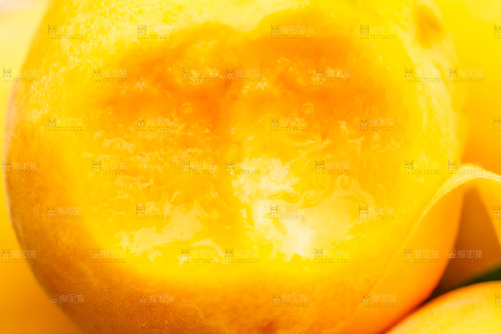 摆放着一堆的新鲜黄桃