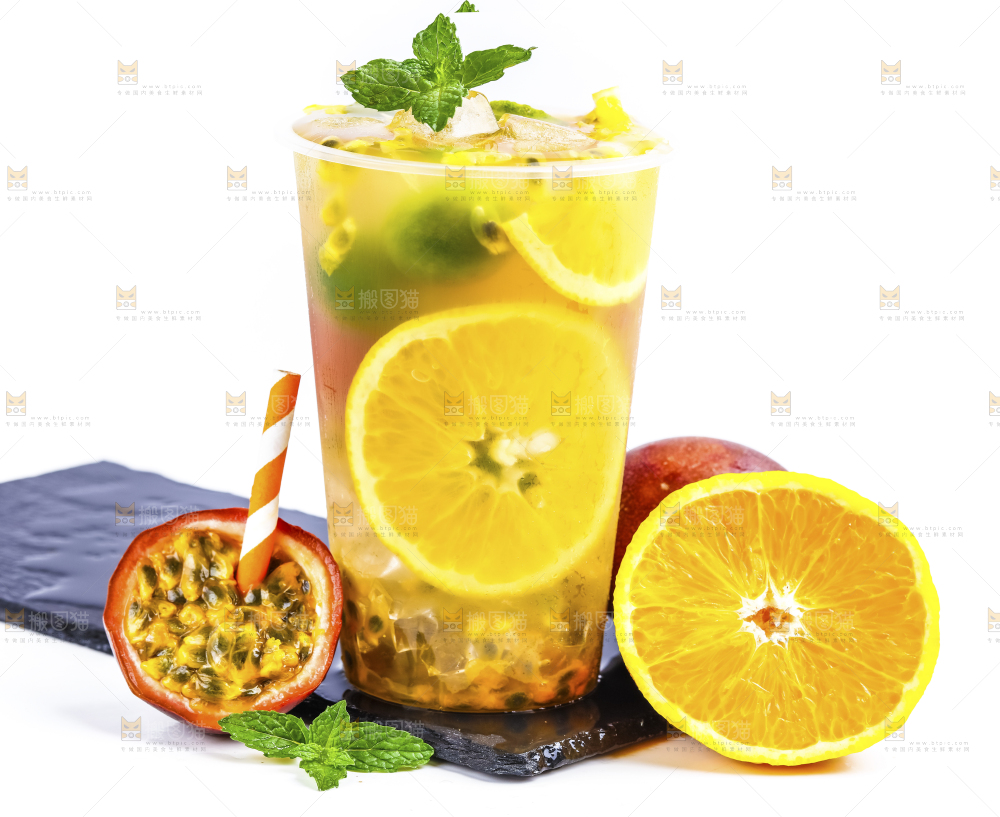 黑石板上放着一杯百香果果汁