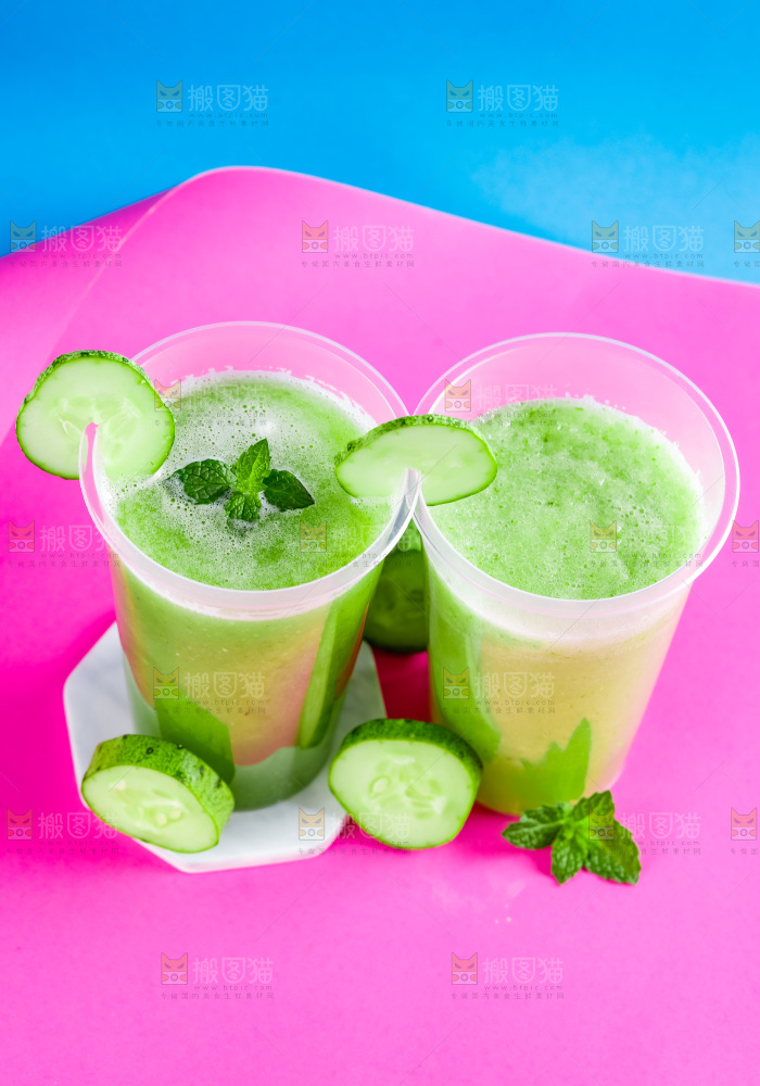杯子里装着黄瓜果汁