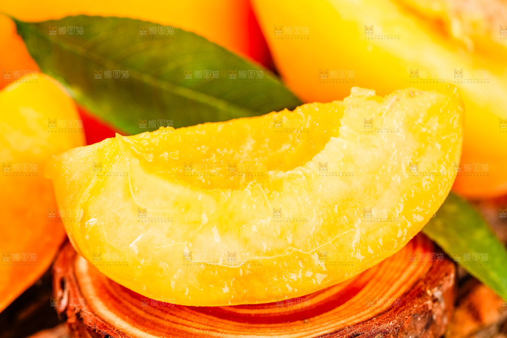 深底上摆放着桃子