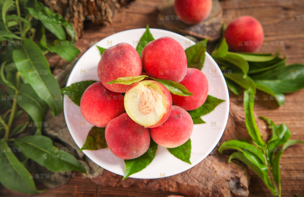 盘子里装着毛桃