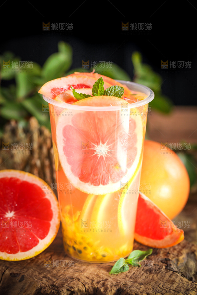 木底上放着一杯西柚果汁