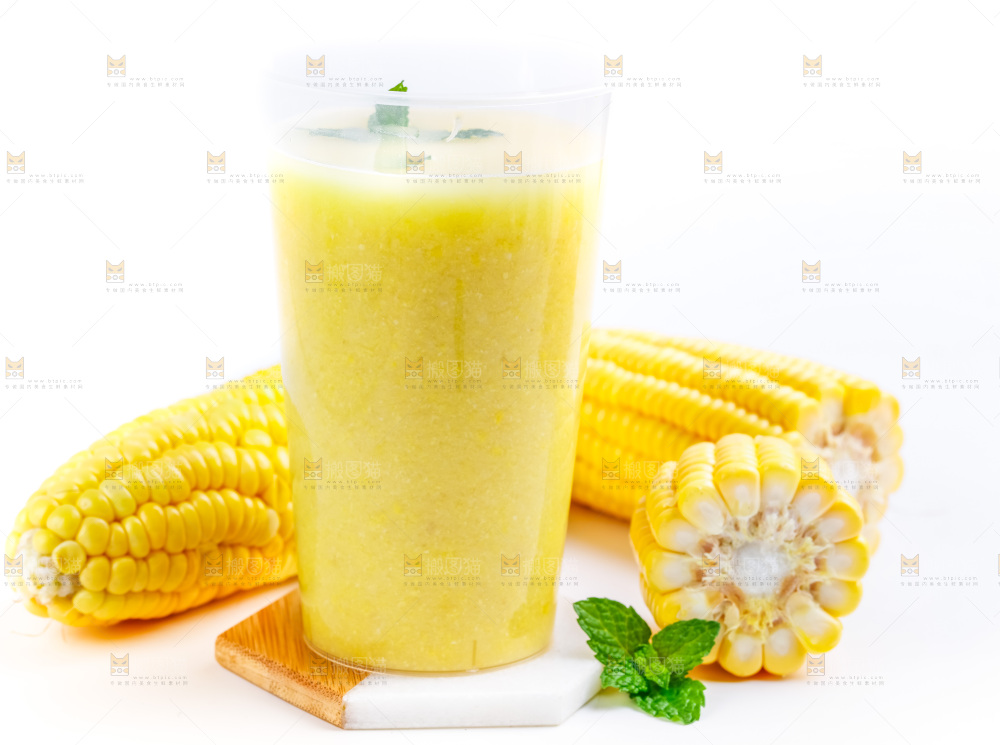 杯子里装着玉米果汁