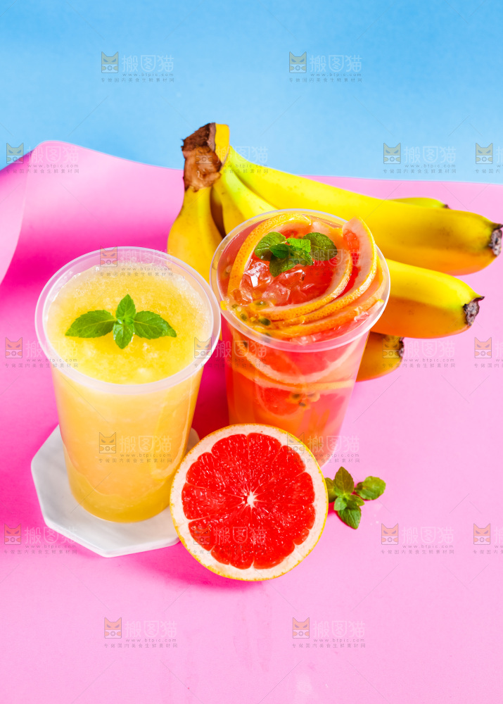 杯子里装着西柚果汁和香蕉果汁