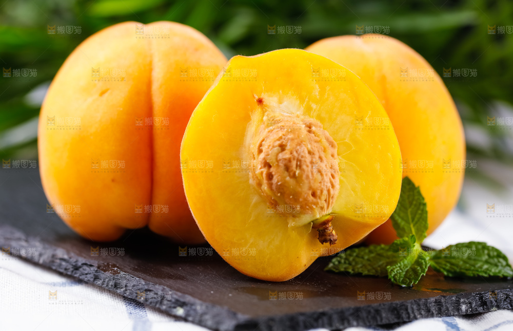 黑石板上放着黄桃
