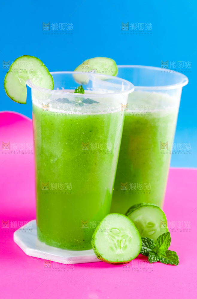 杯子里装着黄瓜果汁