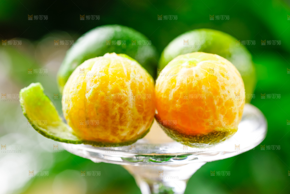 玻璃杯上摆放着小金桔
