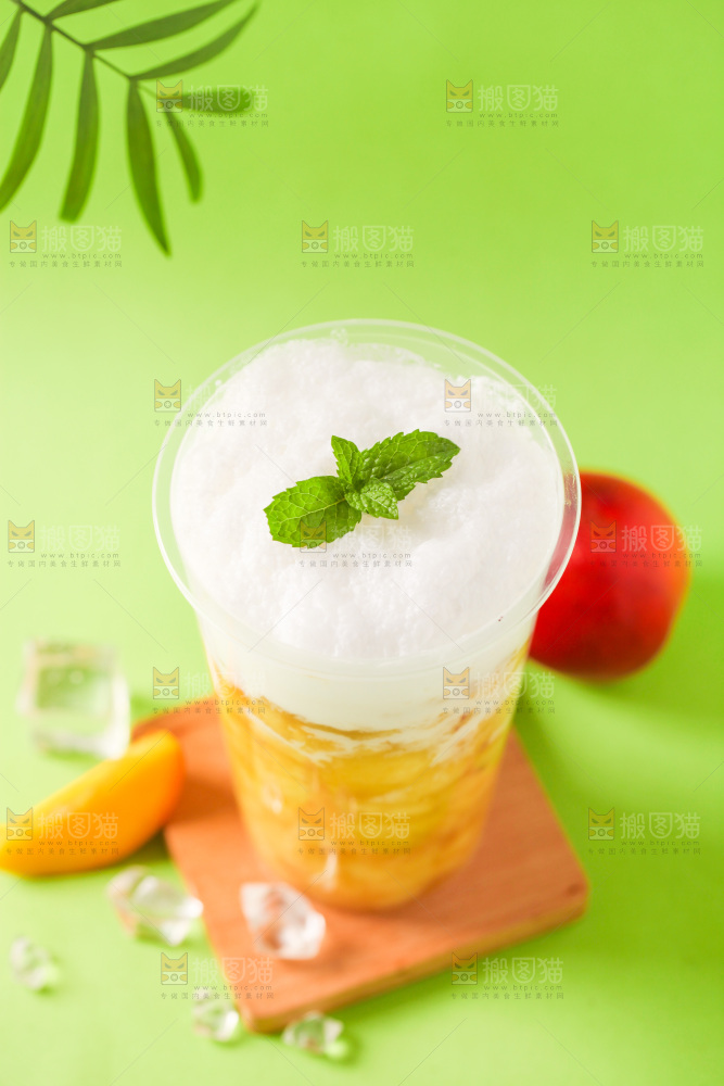 浅底上放着一杯桃子汁