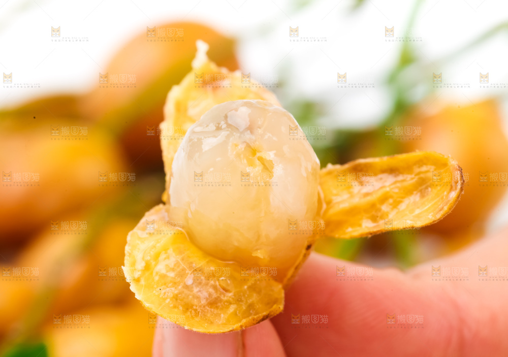 手里拿着黄皮