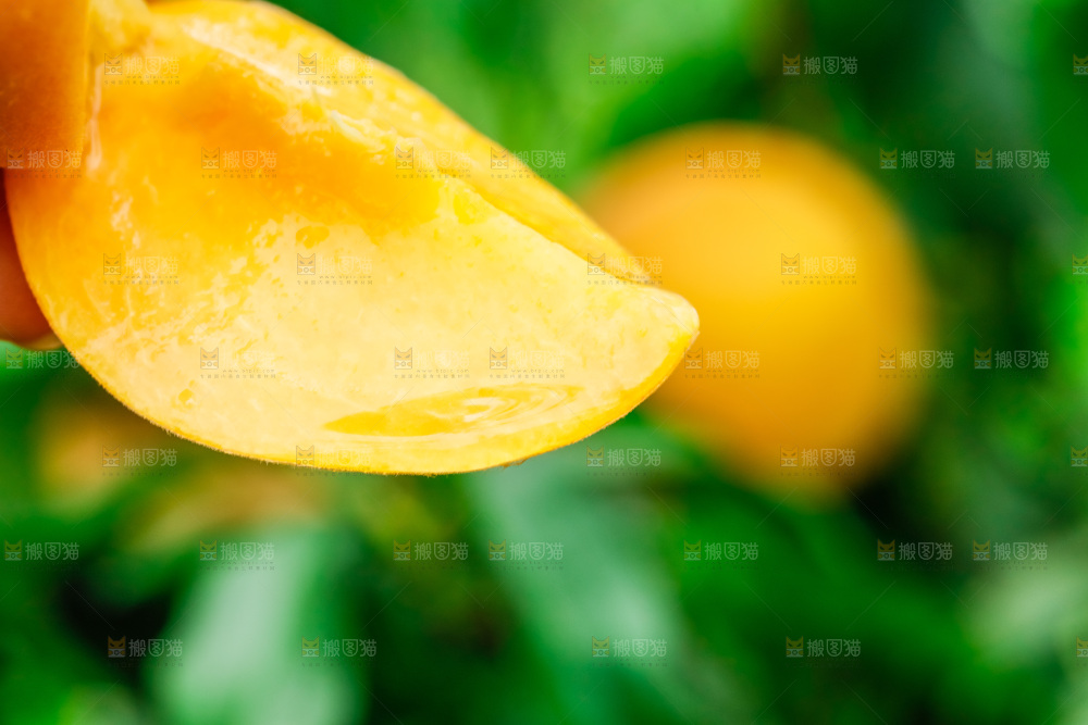 手里拿着切块的黄桃