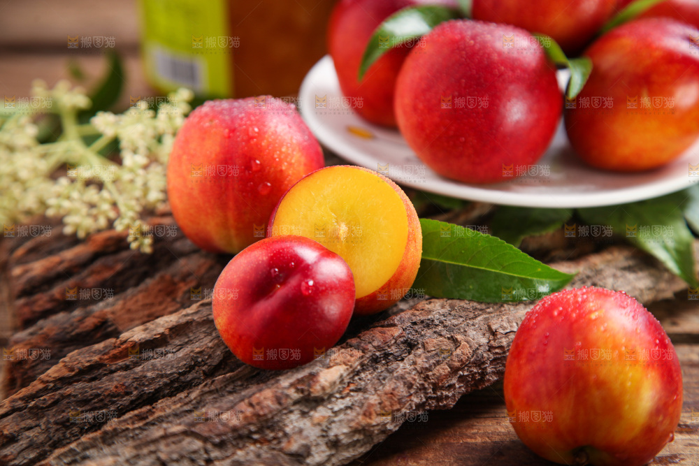 木底上摆放着黄肉油桃