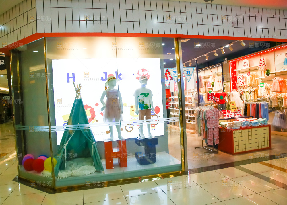 商场里的橱窗展示