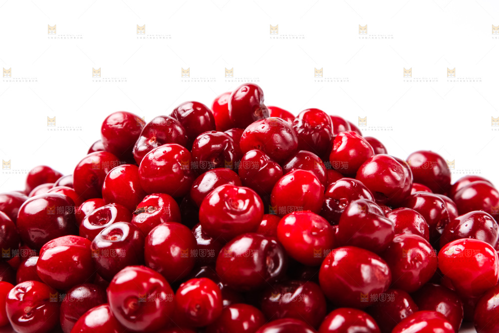 白底上堆放着樱桃