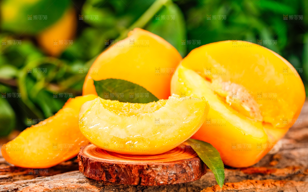 深底上摆放着桃子