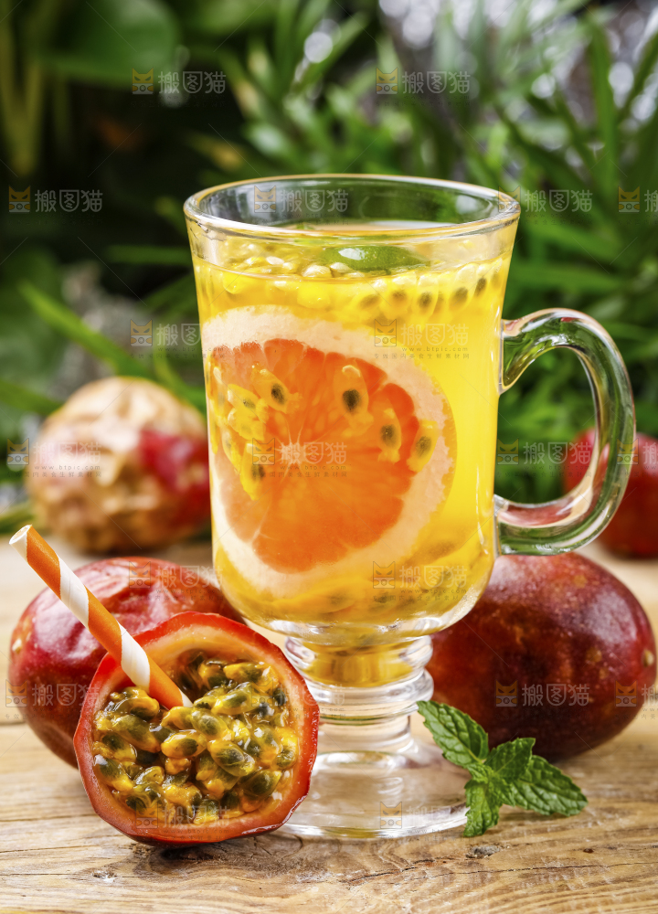 木底上摆放着一杯百香果果汁