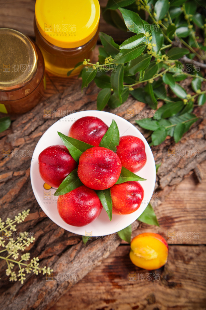 盘子里装着红油桃