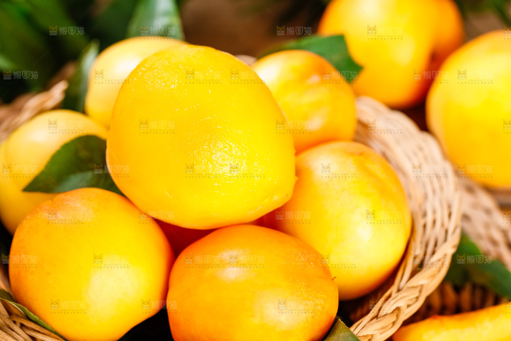 篮子里装着黄油桃