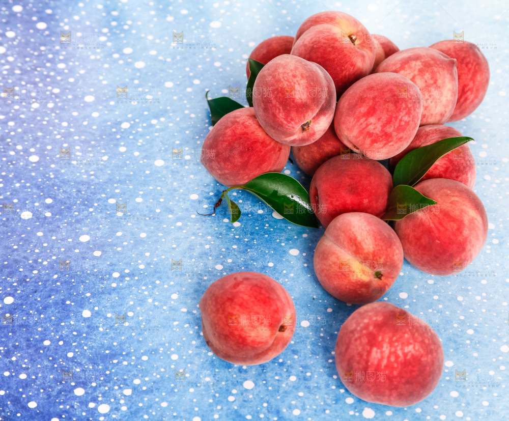浅底上摆放着春雪水蜜桃