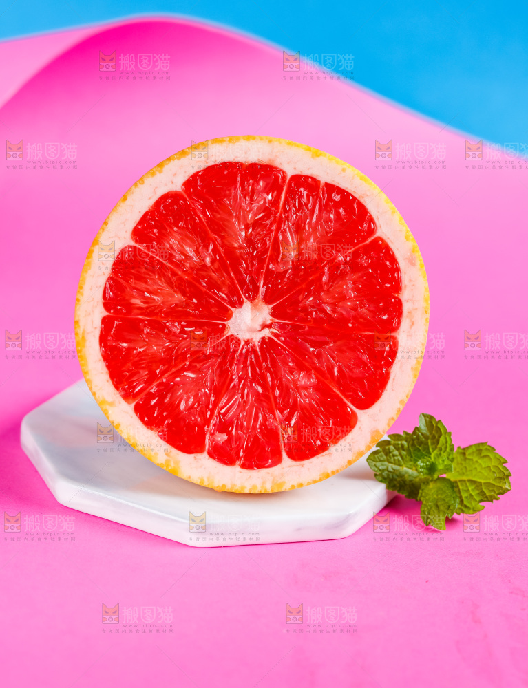 浅底上摆放着红心西柚