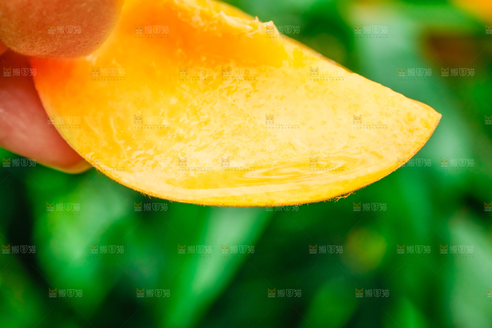 手里拿着切块的黄桃