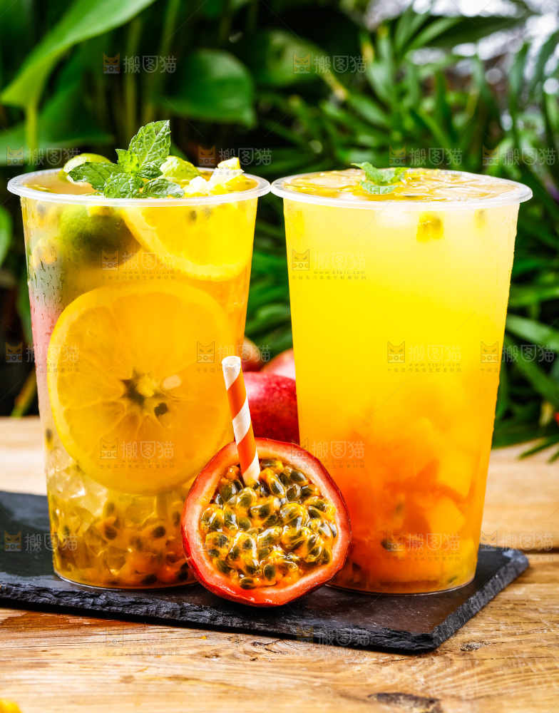 杯子里装着百香果果汁