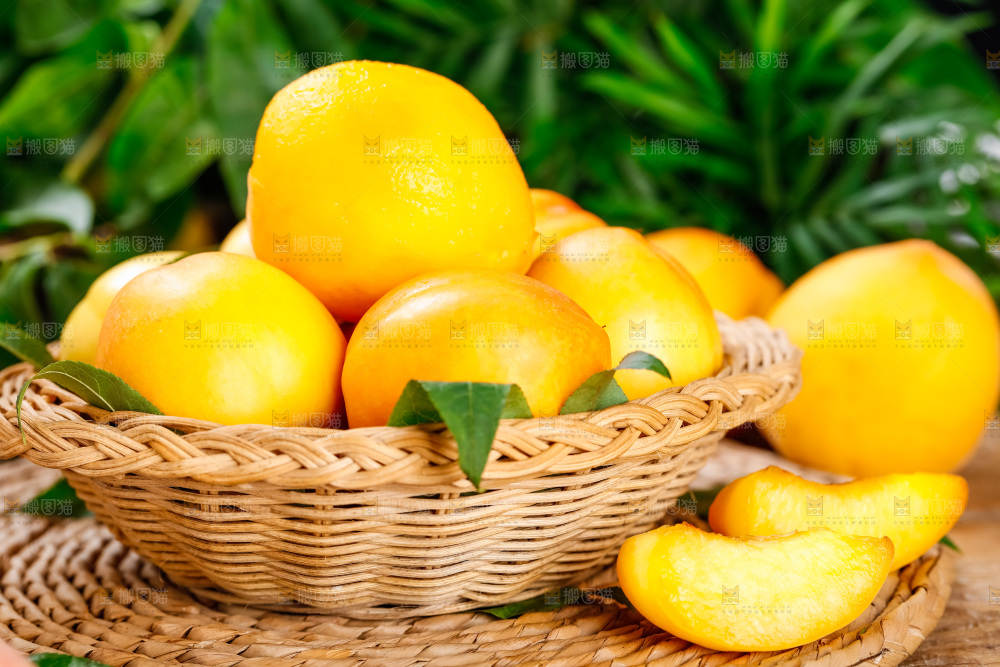 篮子里装着黄油桃