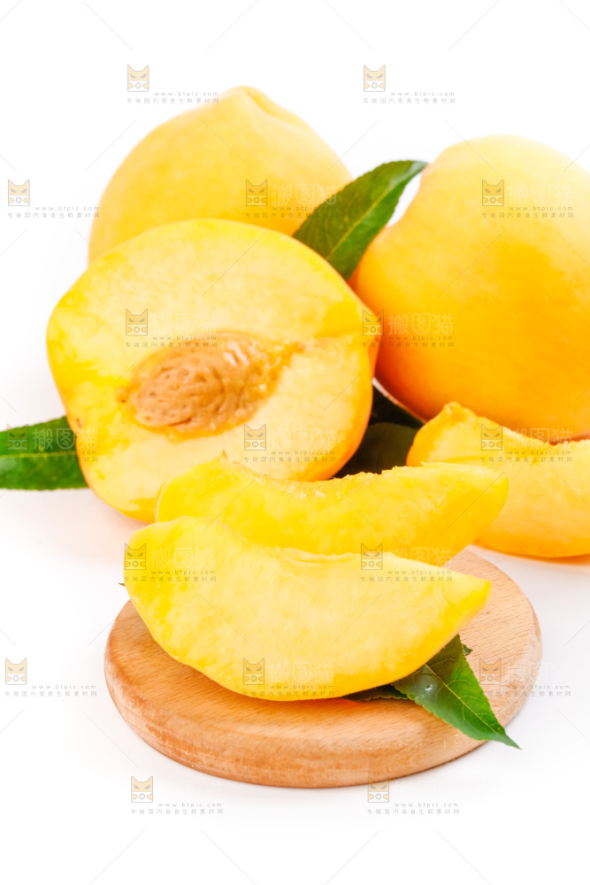 木板上放着黄桃
