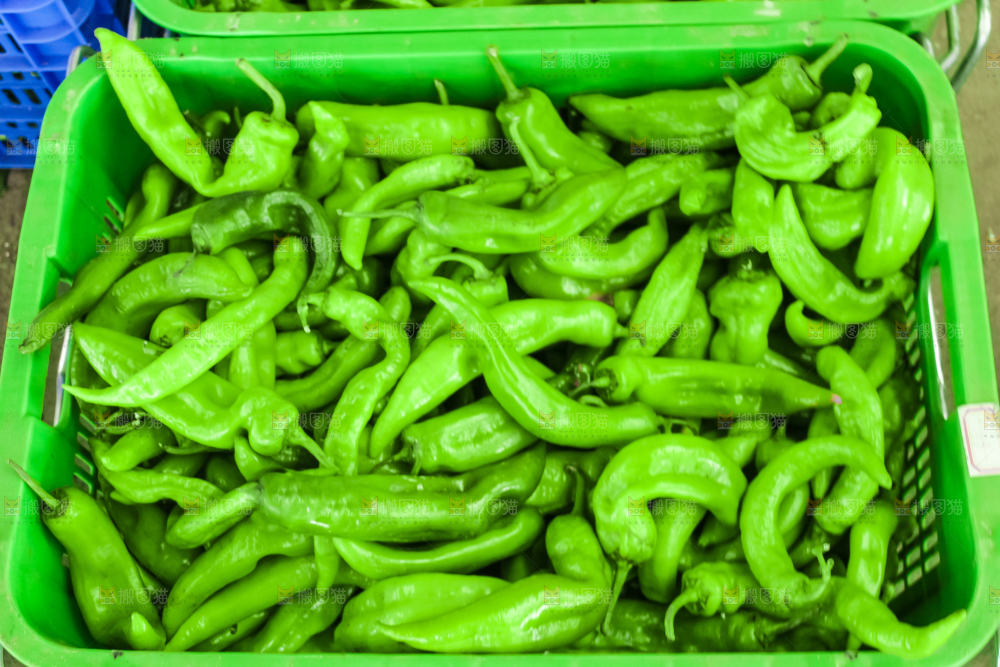 框子里装着青椒