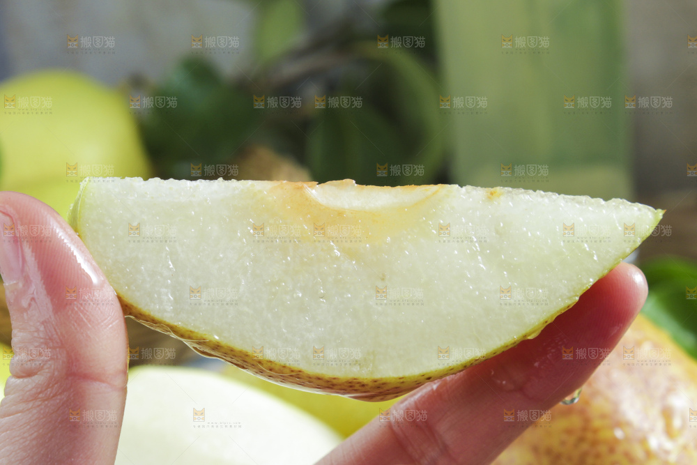 手拿切开的库尔勒香梨