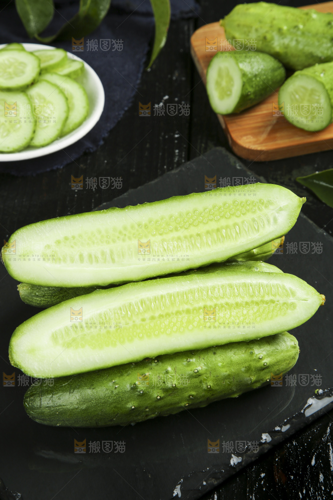 黑底上放着切开的小黄瓜