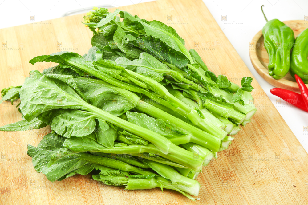 木底上的一堆菜心