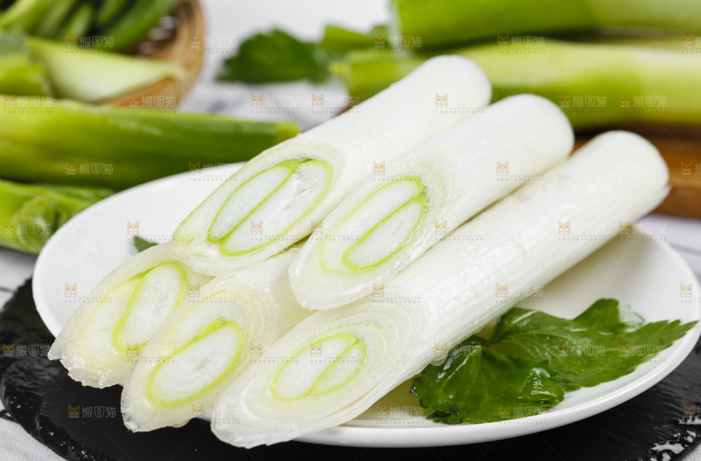 碟子里的新鲜大葱
