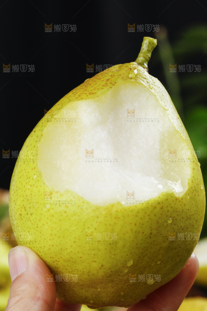 石板上放着一盘切开的小香梨
