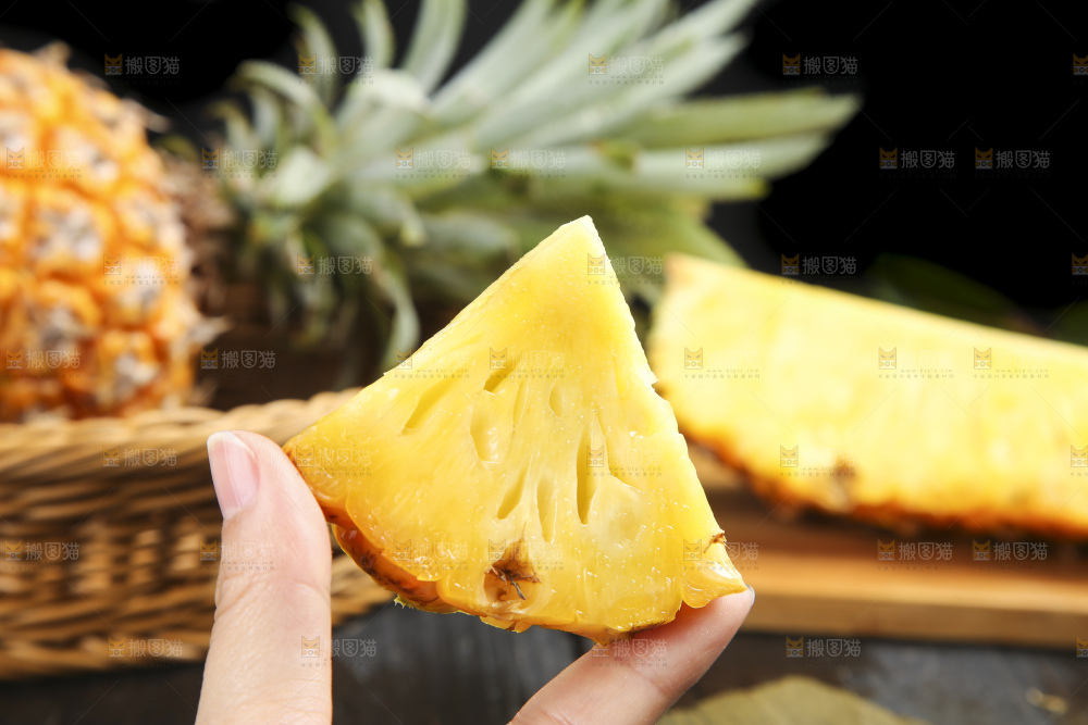 深底上放着切开的云南菠萝