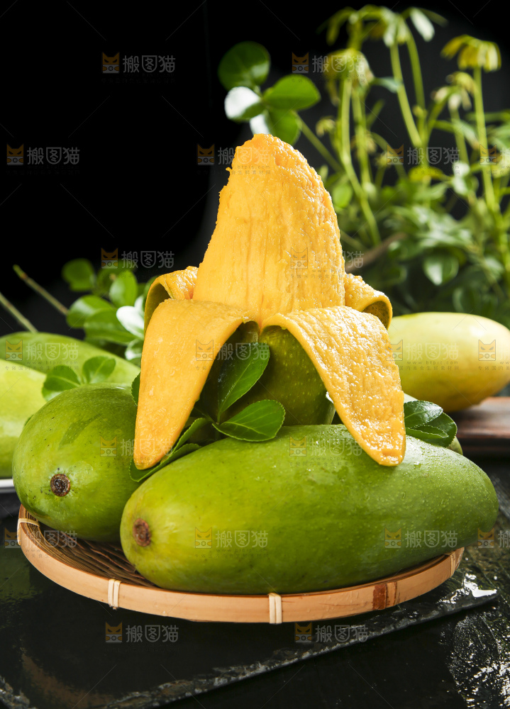 深底上放着剥皮的新鲜大青芒