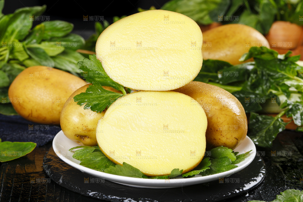 碟子里装着土豆